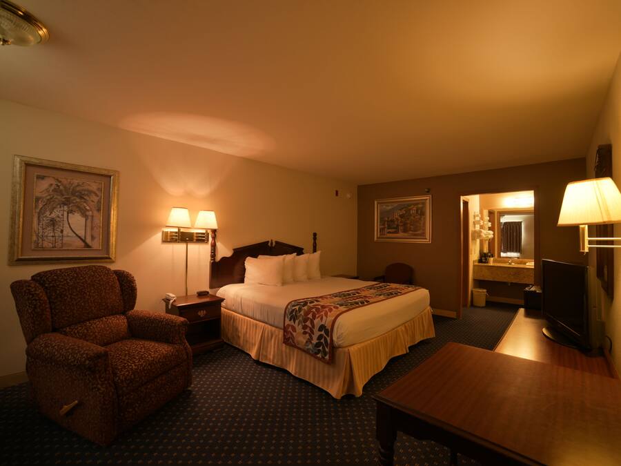 Tilam berlapik, dihias secara berasingan, langsir/tirai gelap terus