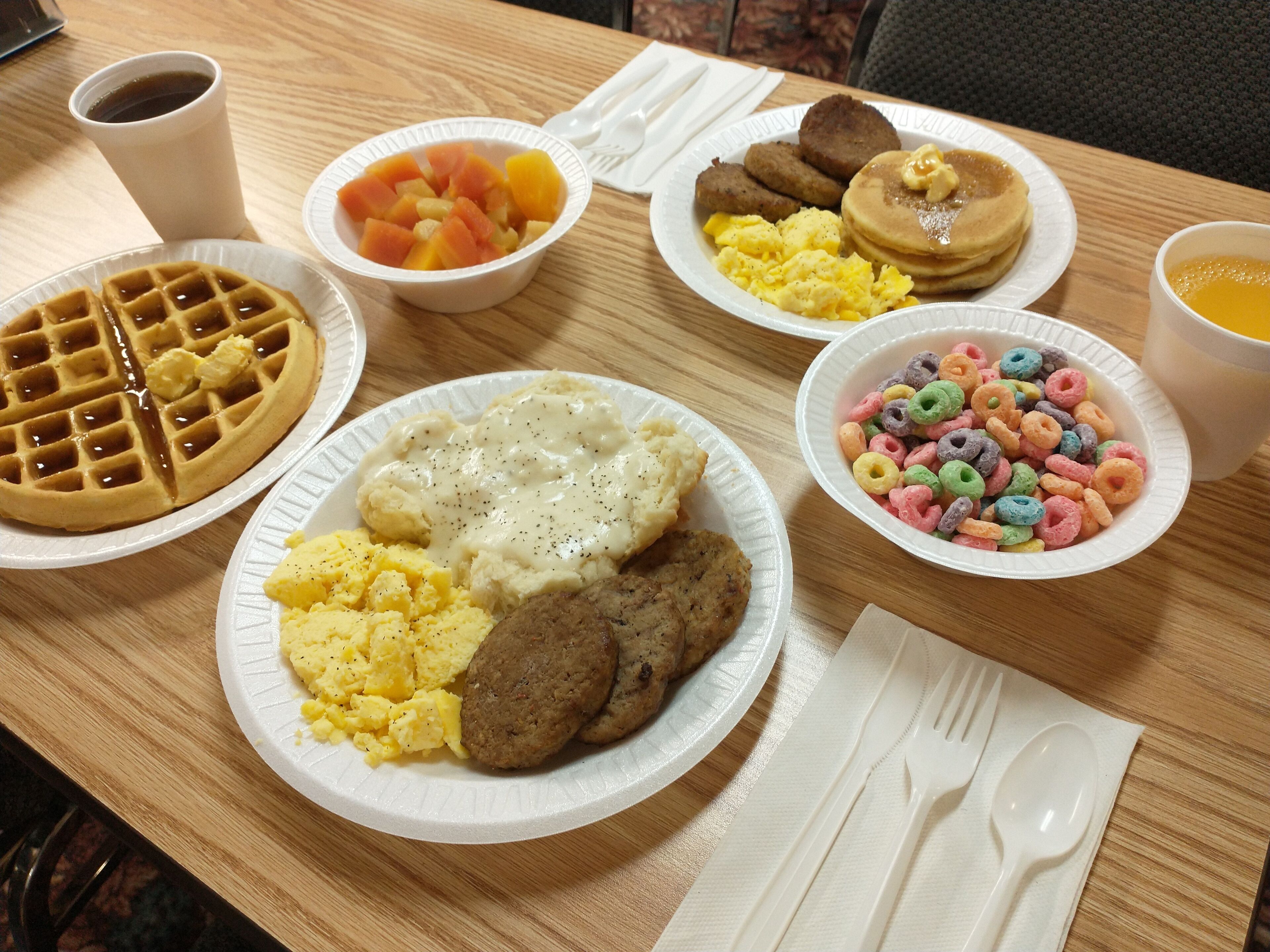 朝食 (セルフサービス)、毎日提供 (無料)