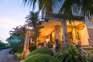Lobby sitting area - Krabi City Seaview Hotel (Krabi)