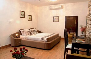 Deluxe Room | Living room