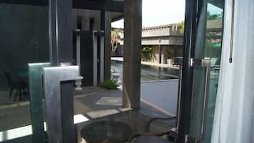 Deluxe Twin Room, Pool View | In-room safe, free cribs/infant beds, free WiFi