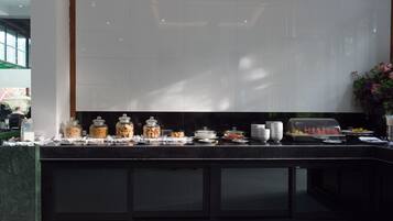 Café da manhã diário mediante uma taxa