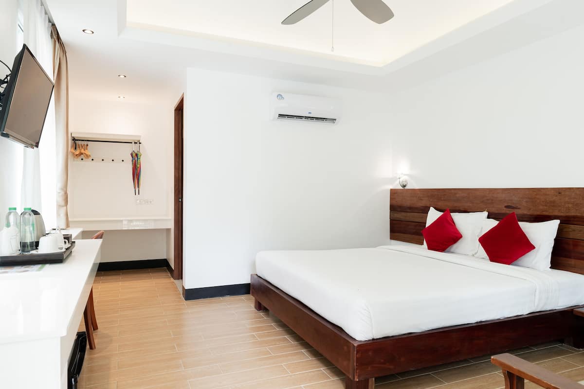 Deluxe Double Room, Pool View | In-room safe, free cribs/infant beds, free WiFi