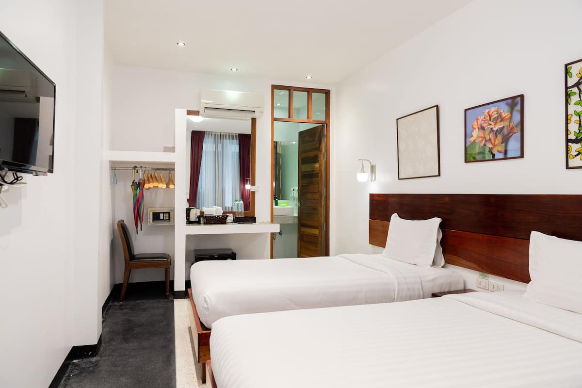 Budget Twin Room | In-room safe, free cribs/infant beds, free WiFi