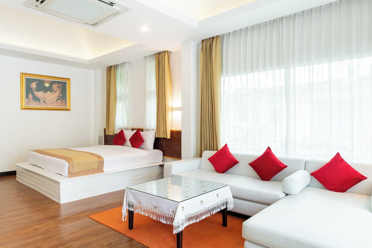 Suite | In-room safe, free cribs/infant beds, free WiFi