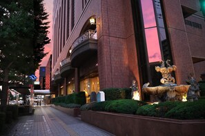 A hotel entrance with a large, ornate fountain and a covered walkway. - Koyo Grand Hotel (Sendai)