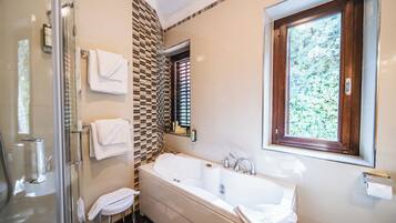 Villa de lujo, 5 habitaciones, Terraza, vista al mar | Baño | Regadera, amenidades de baño gratuitas, secadora de cabello, batas