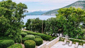 Un área de piscina con vistas a un lago y montañas.
