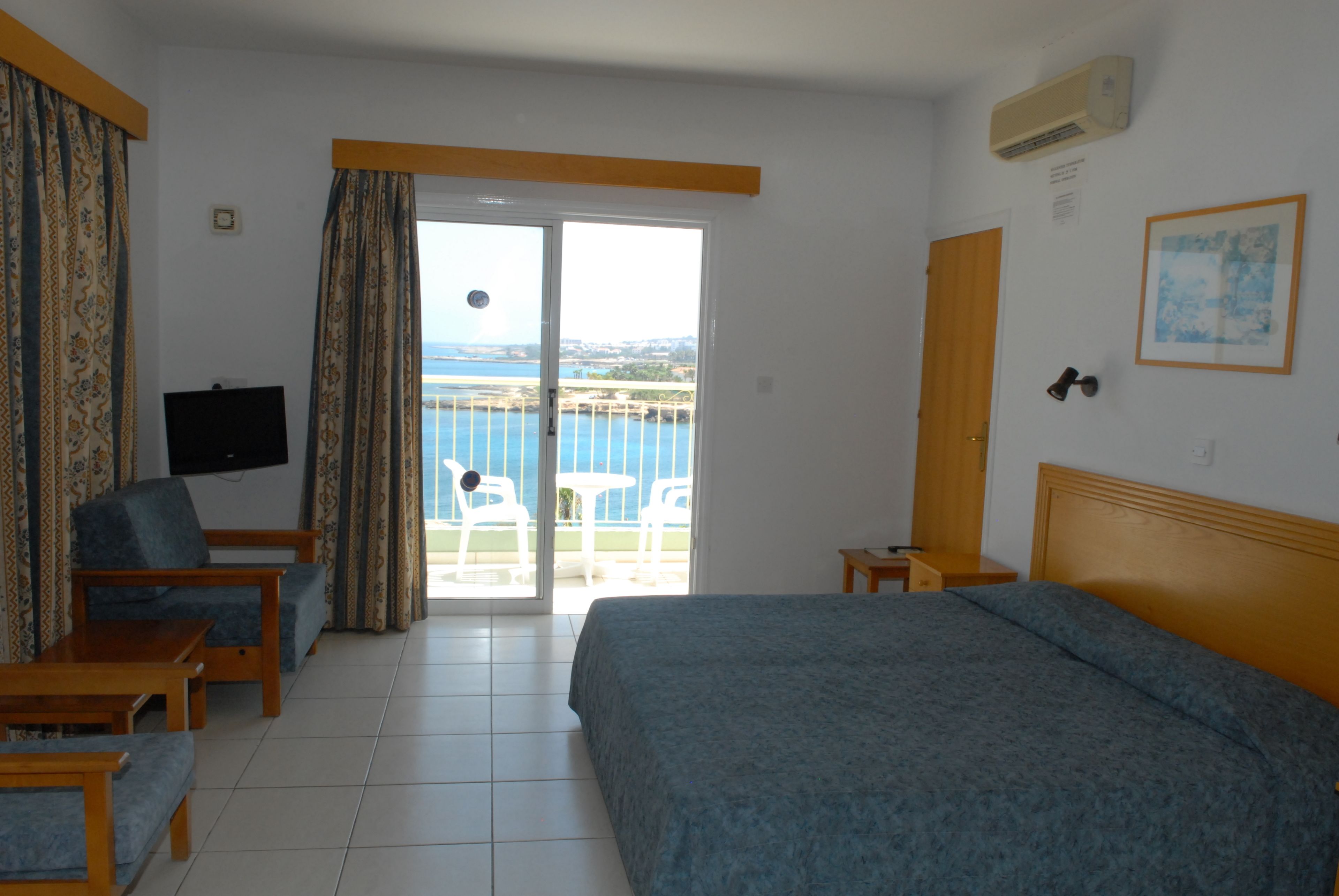 Studio, Meerblick (Main Hotel Building) | Wohnbereich | Fernseher