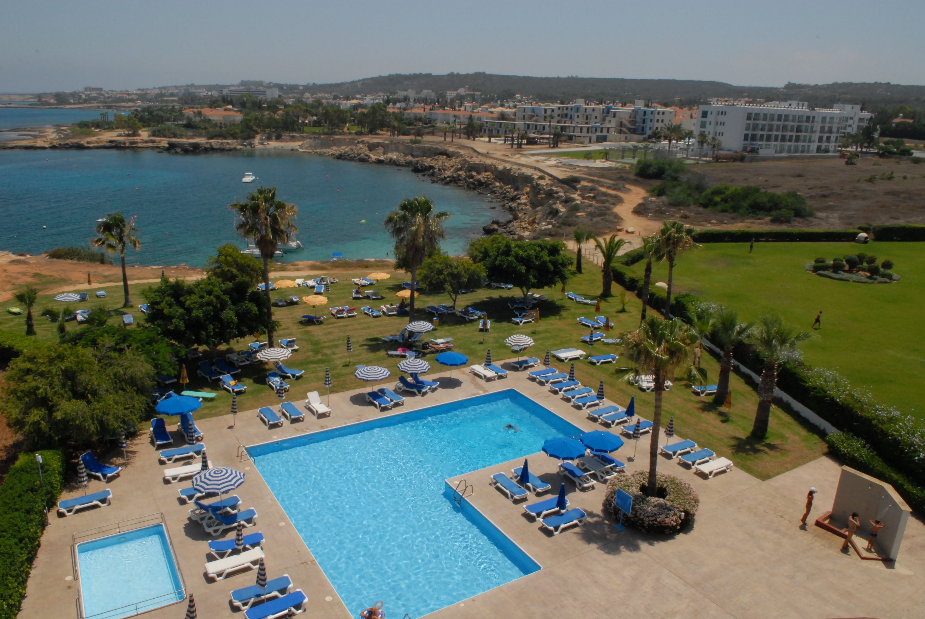Piscine extérieure, parasols de plage, chaises longues