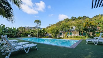 Una piscina al aire libre
