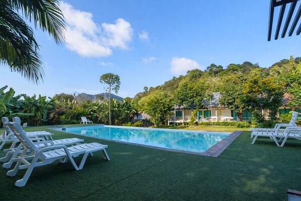 Outdoor pool - Phi Phi Chang Grand Resort & Spa (Ko Phi Phi)