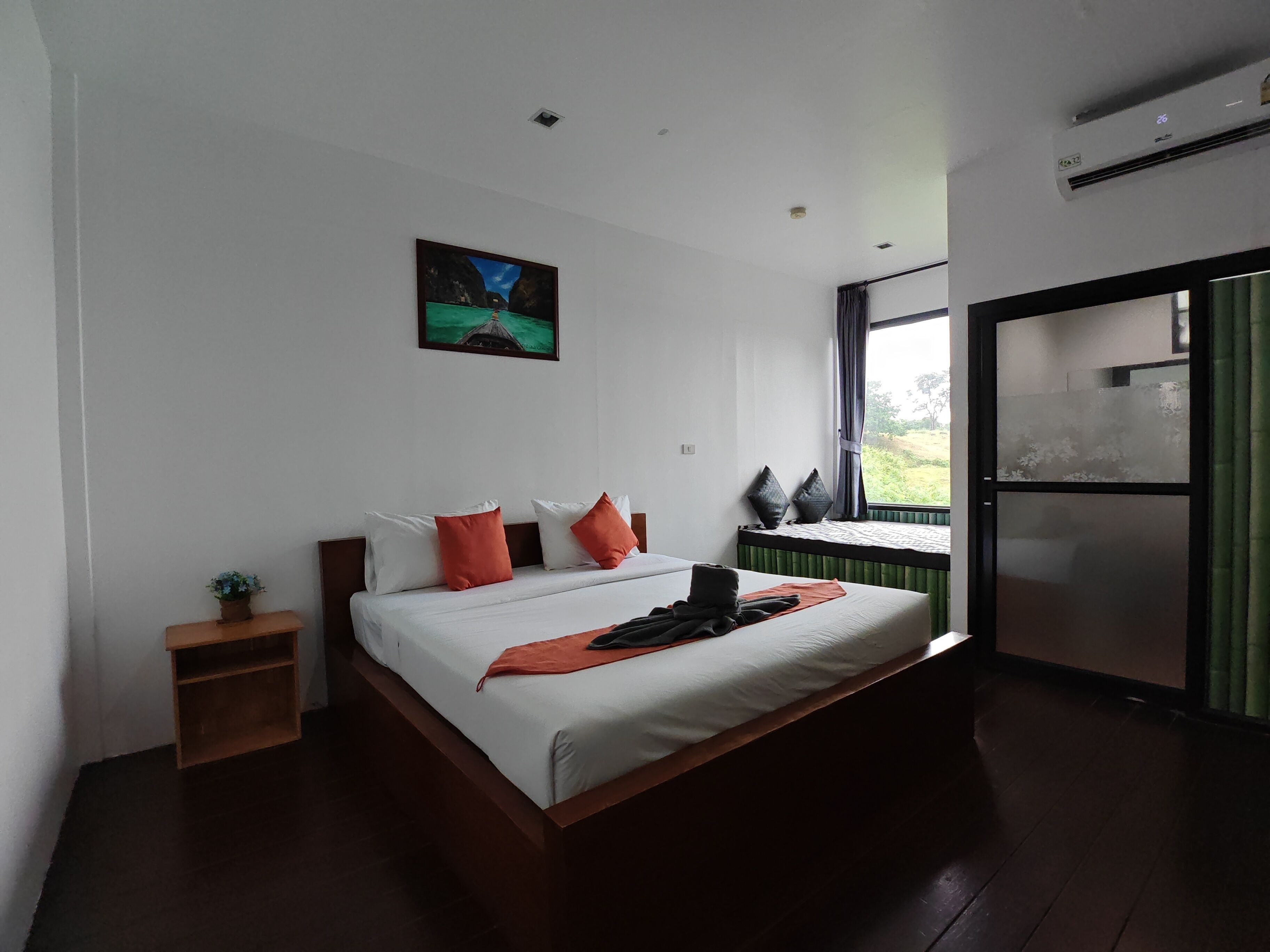 In-room safe, free WiFi, bed sheets