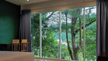 In-room safe, free WiFi, bed sheets