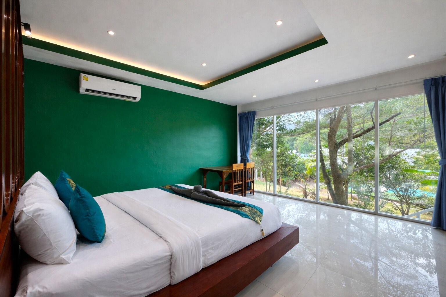 In-room safe, free WiFi, bed sheets