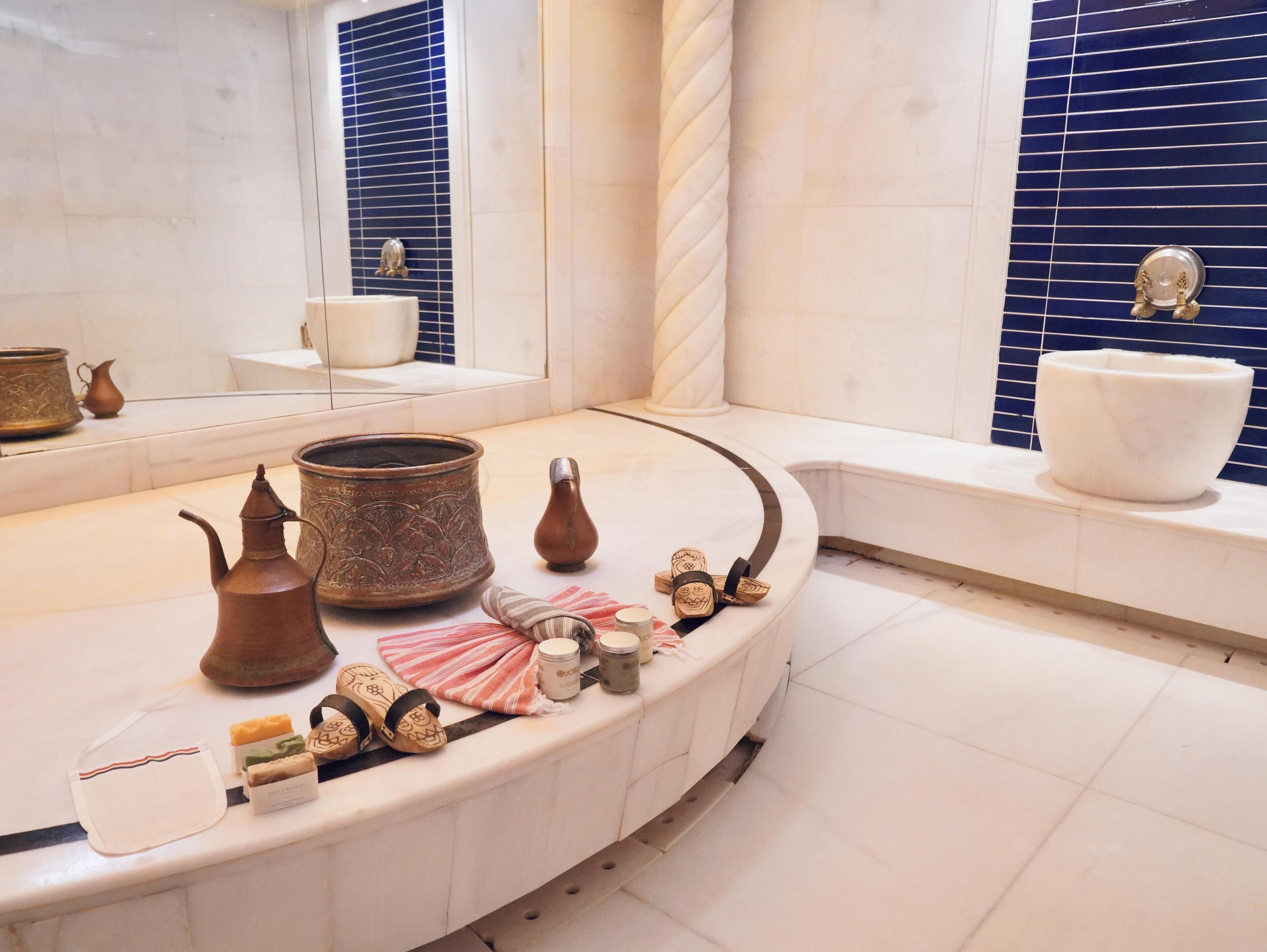Salas de tratamiento para parejas, sauna y tina de hidromasaje 