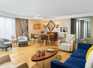 Suite Presidensial, pemandangan kota (Lounge) | Seprai premium, selimut bulu angsa, minibar, dan brankas