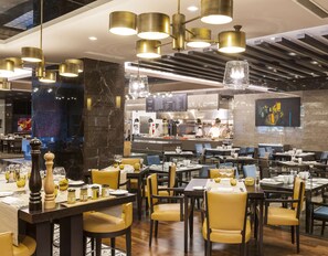 2 restaurants, breakfast, lunch, dinner served; Turkish cuisine - Radisson Blu Hotel, Istanbul Sisli (Istanbul)