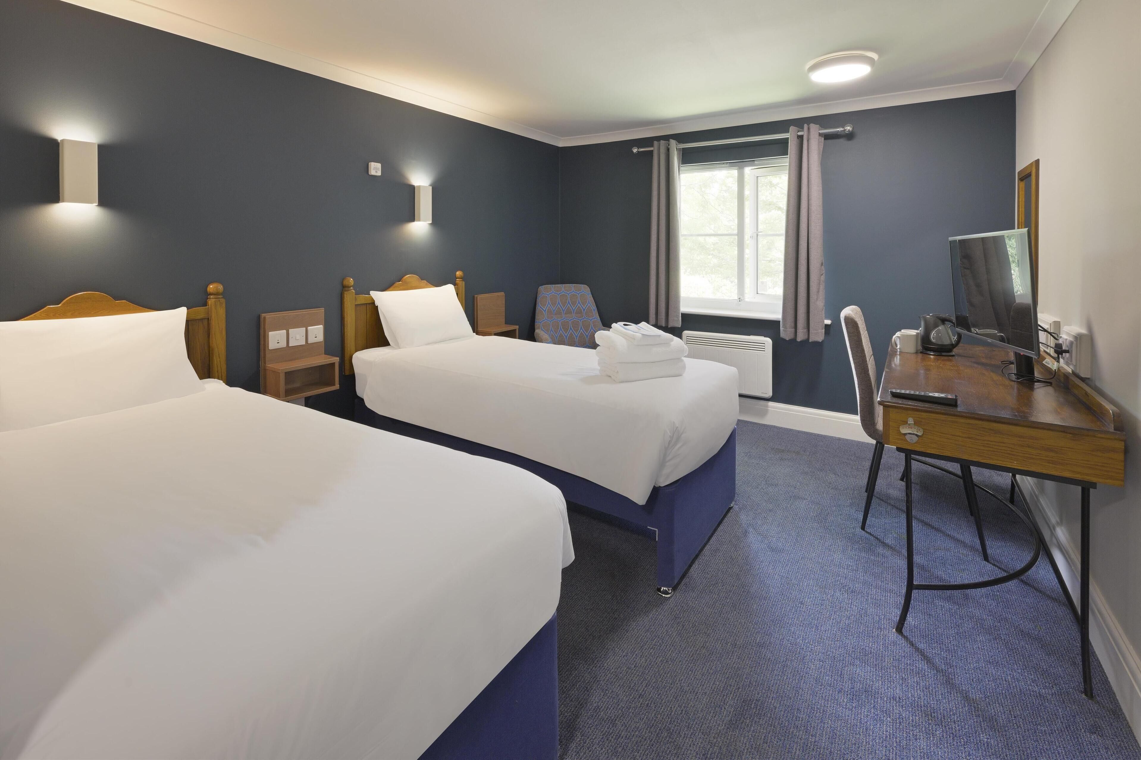 مكتب ومكواة/لوح كي وأسرّة قابلة للطي وواي فاي