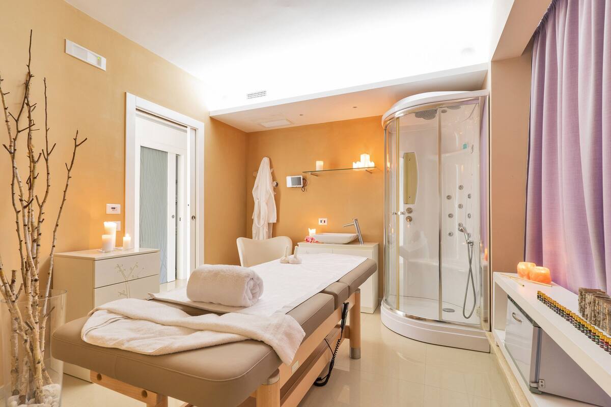 couples treatment room(s), sauna, hot tub, steam room