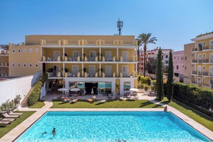 Seasonal outdoor pool, sun loungers