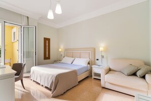 Tremannsrom | Dundyner, safe på rommet, skrivebord for bærbar PC og wi-fi (inkludert)