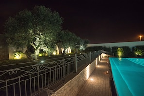 Piscina interna, piscina externa, espreguiçadeiras