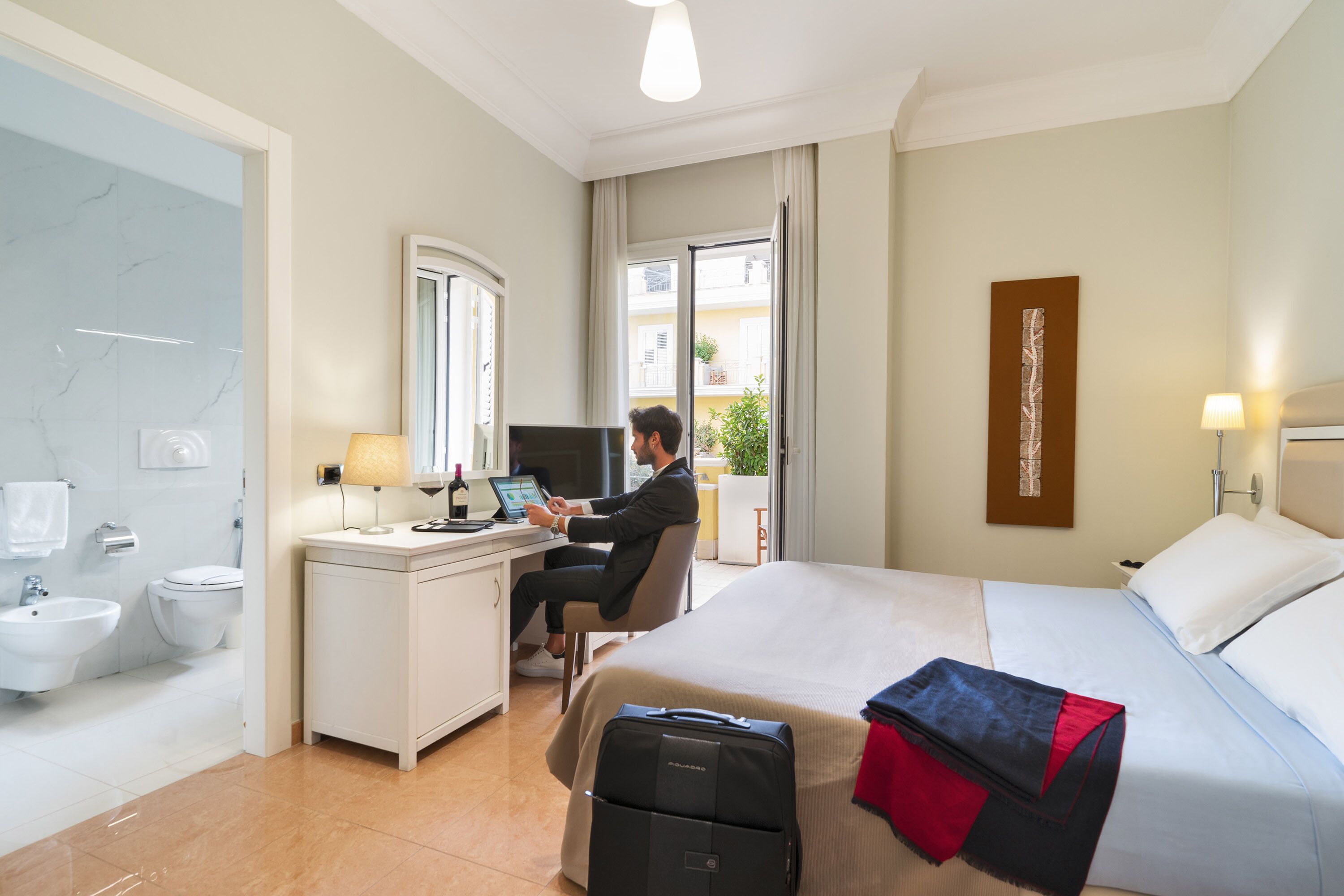 Camera con letto matrimoniale o 2 letti singoli | Copriletto in piuma, una cassaforte in camera, postazione laptop