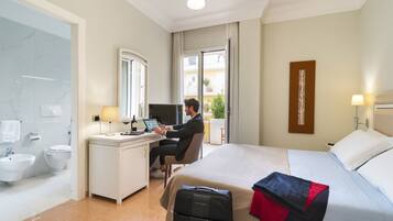 Camera con letto matrimoniale o 2 letti singoli | Copriletto in piuma, una cassaforte in camera, postazione laptop