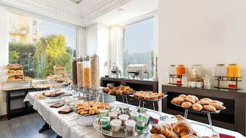 Se ofrece un desayuno bufé (15 EUR por persona)