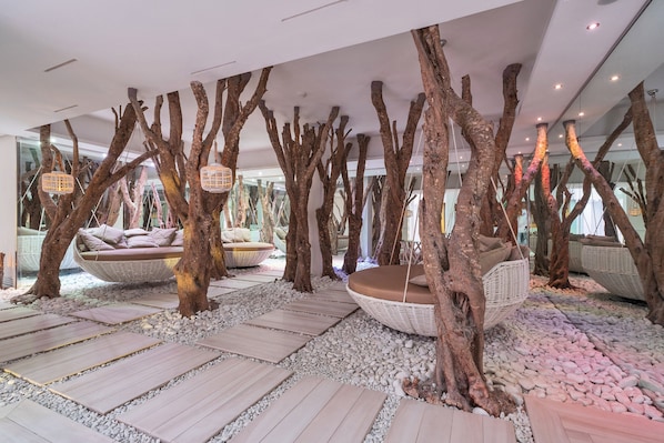 Couples treatment room(s), sauna, hot tub, steam room