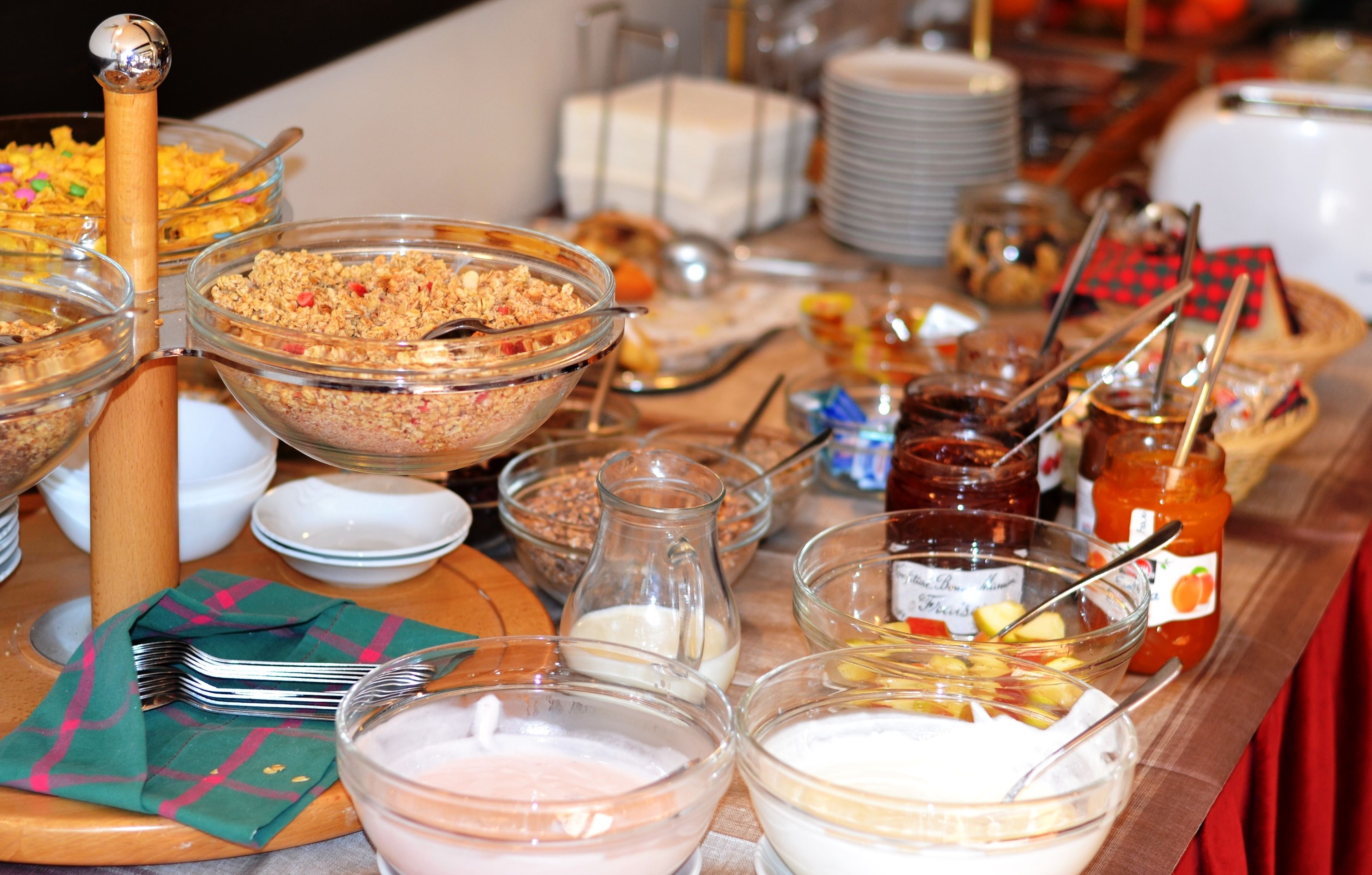 Une table de buffet avec divers plats et ustensiles de service.