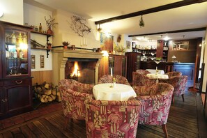 供應早餐和晚餐，地區料理，花園景觀