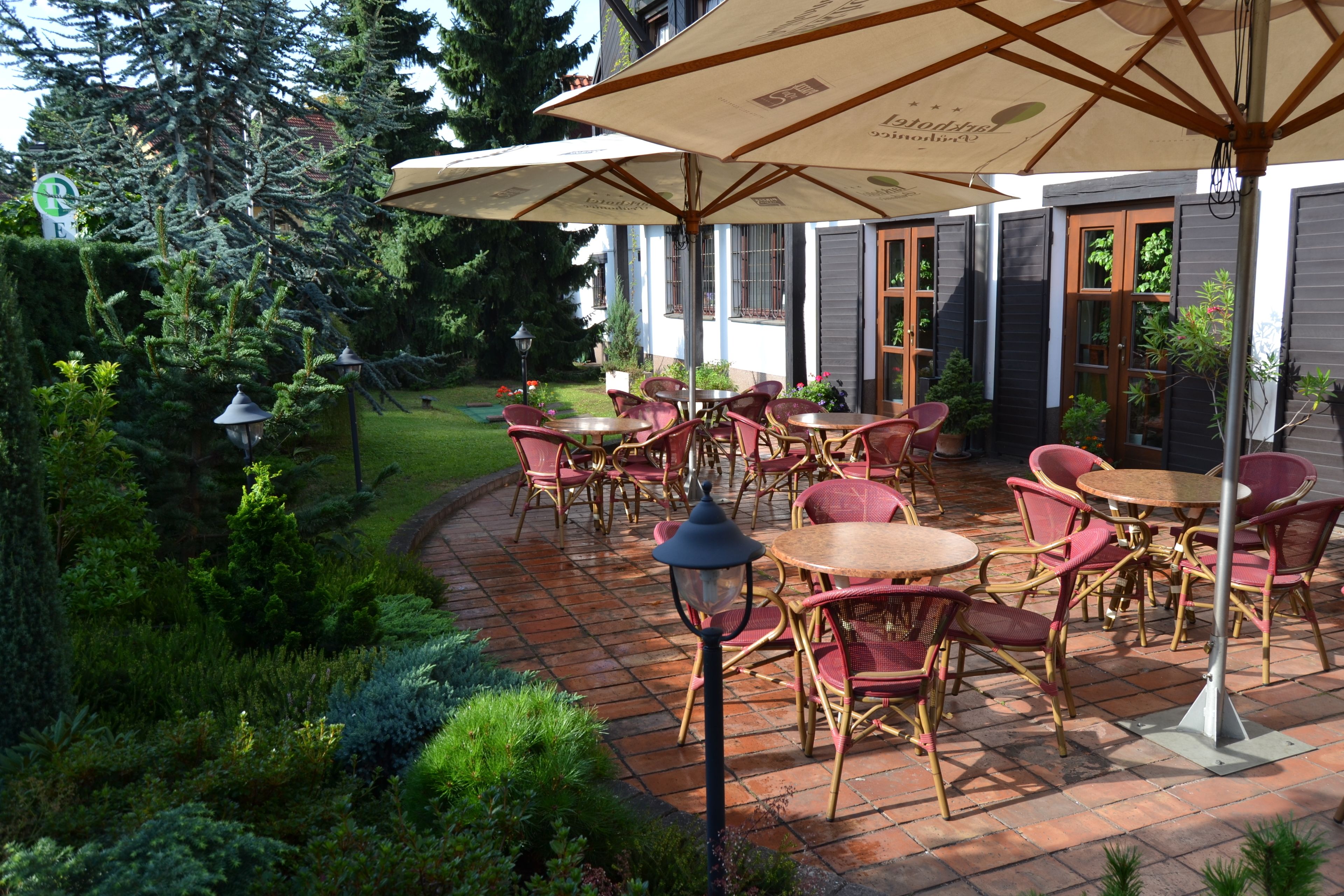 Frokost og middag serveres, regionale retter, utsikt mot hagen 