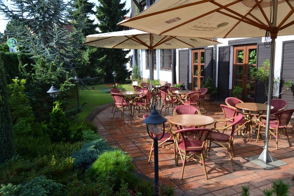 Frokost og middag serveres, regionale retter, utsikt mot hagen