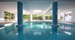 Piscine couverte, piscine extérieure (ouverte en saison)