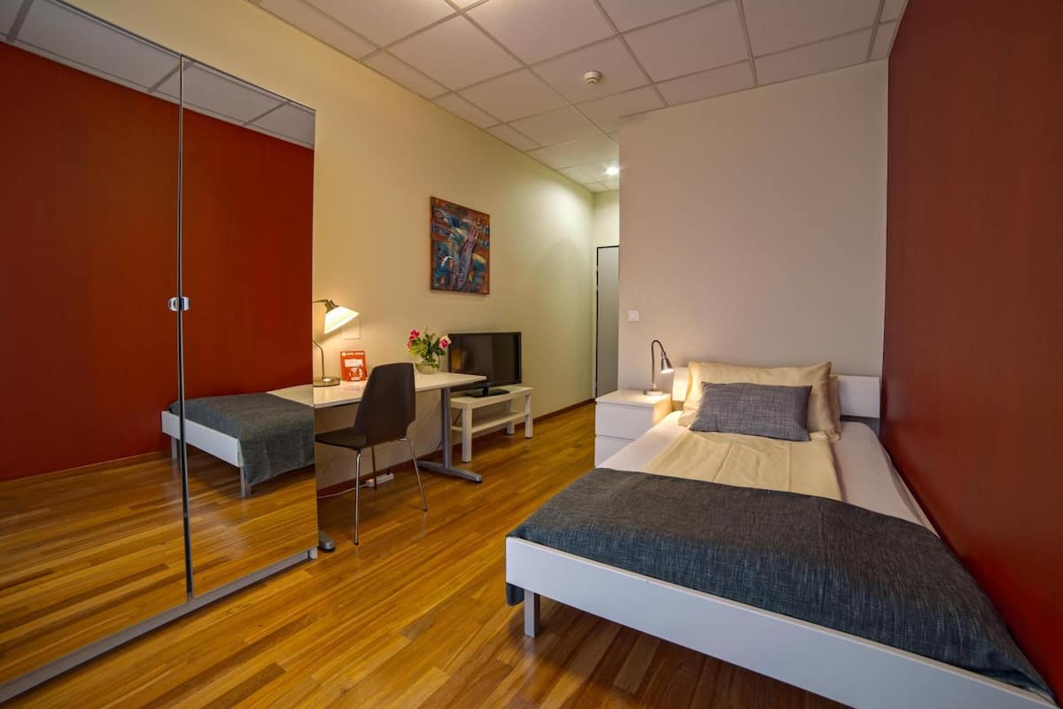 Chambre Simple | Bureau, rideaux occultants, fer et planche Ă repasser