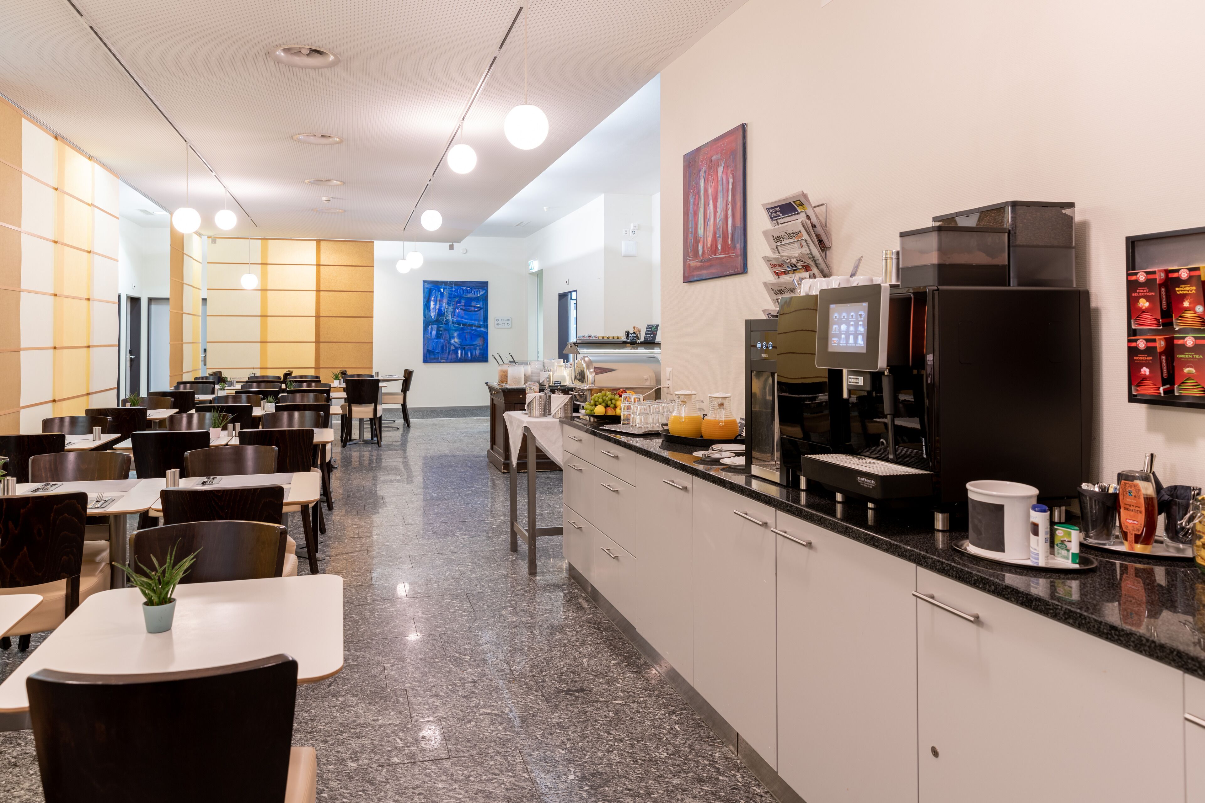 Petit déjeuner continental (10.00 CHF par personne)