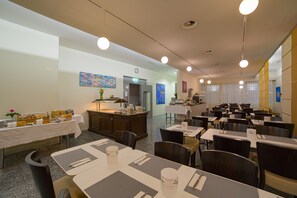 Daily continental breakfast (CHF 10.00 per person) - Hotel Sursee (Sursee)