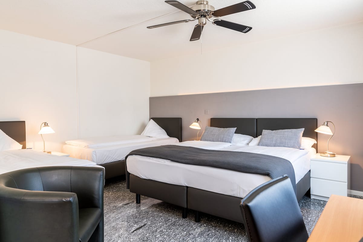 triple room | living area | flat-screen tv