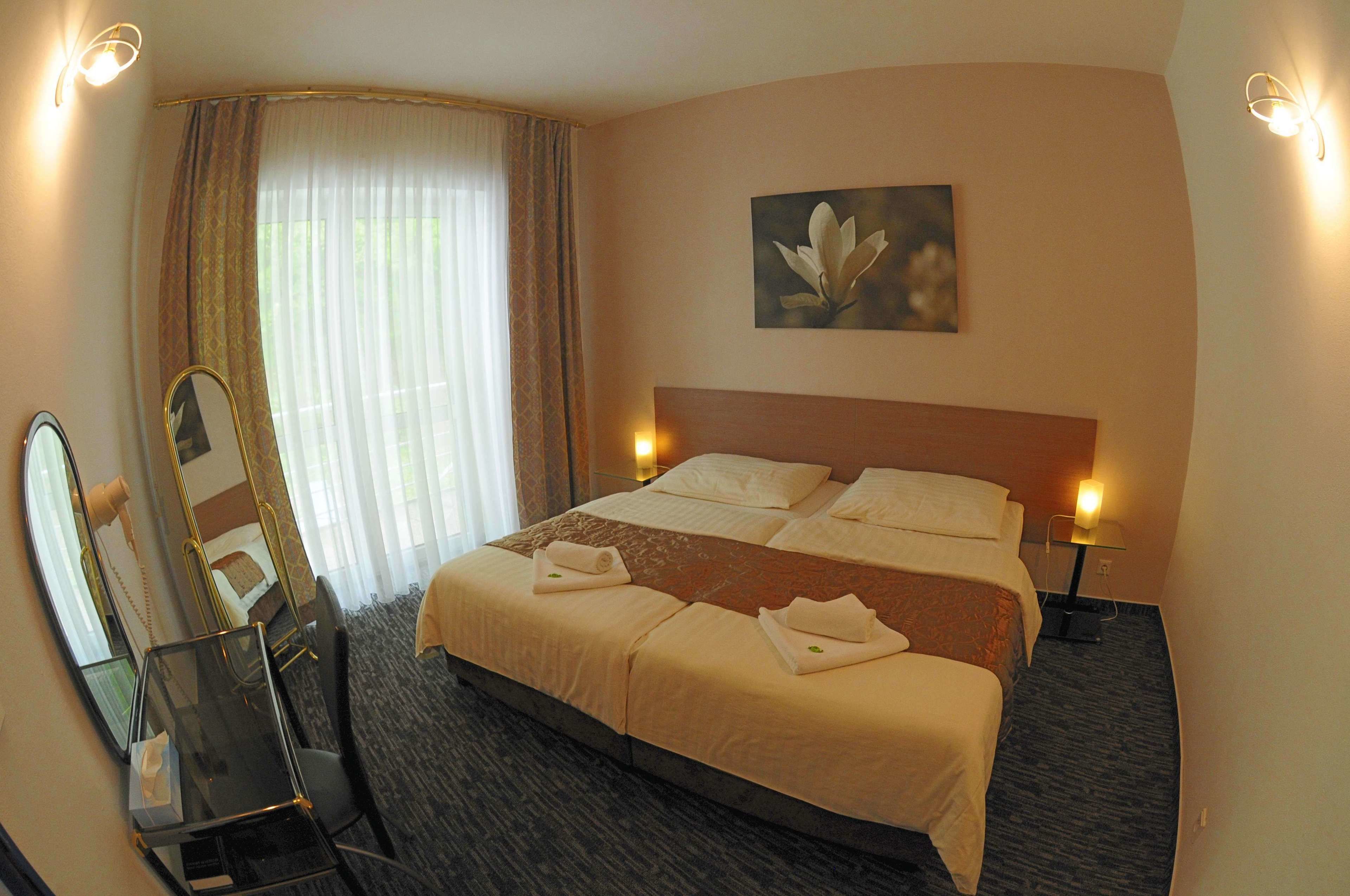 Habitación estándar con 1 cama matrimonial o 2 individuales, 2 camas individuales | Minibar, caja de seguridad en la habitación, escritorio y cunas 