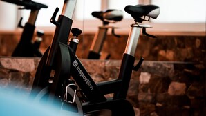 A stationary bike with a digital display and a handlebar. - Interhotel America (Pisek)