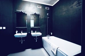 Standard Double or Twin Room, 2 Twin Beds | Bathroom | Free toiletries, hair dryer, towels