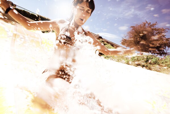 A person in a swimsuit splashing water. - Thermenhof PuchasPLUS Loipersdorf (Jennersdorf)