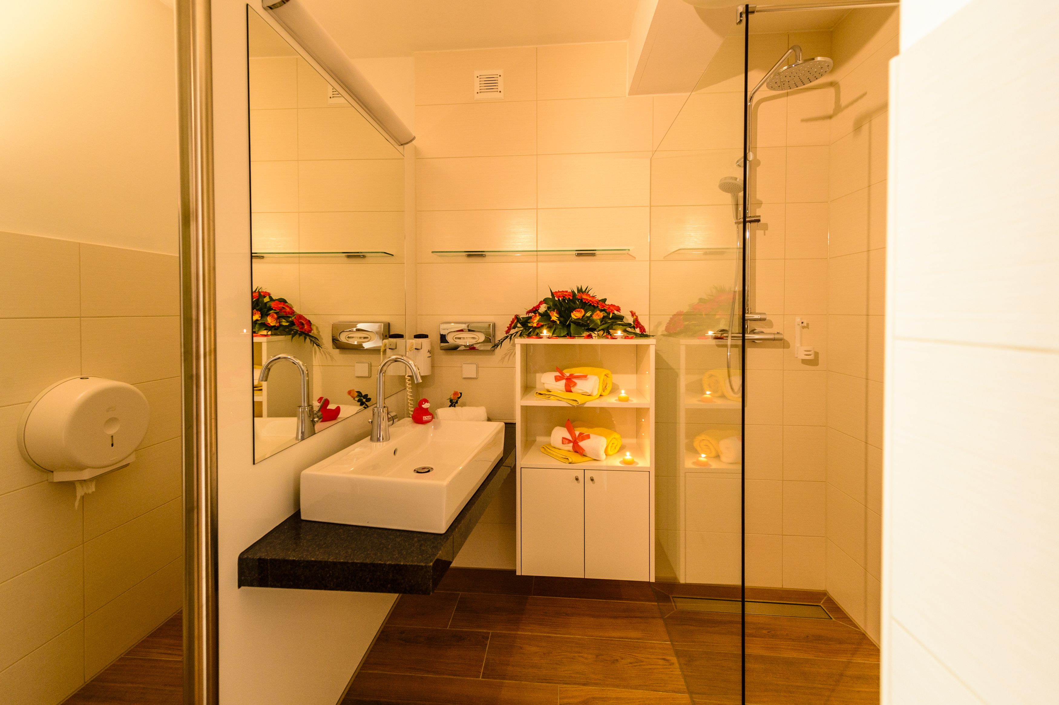 Kamar Comfort, 1 kamar tidur, pemandangan kebun | Kamar mandi | Shower, pengering rambut, jubah mandi, dan handuk