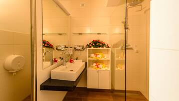 Kamar Comfort, 1 kamar tidur, pemandangan kebun | Kamar mandi | Shower, pengering rambut, jubah mandi, dan handuk