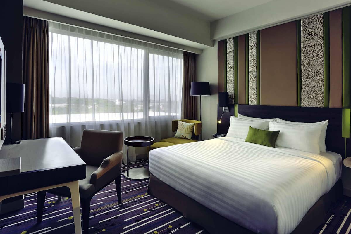 Minibar, in-room safe, desk, iron/ironing board