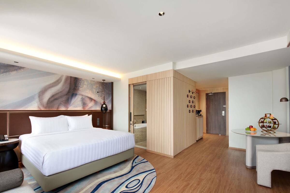 Privilege, Room, 1 Double Bed | Minibar, in-room safe, desk, iron/ironing board