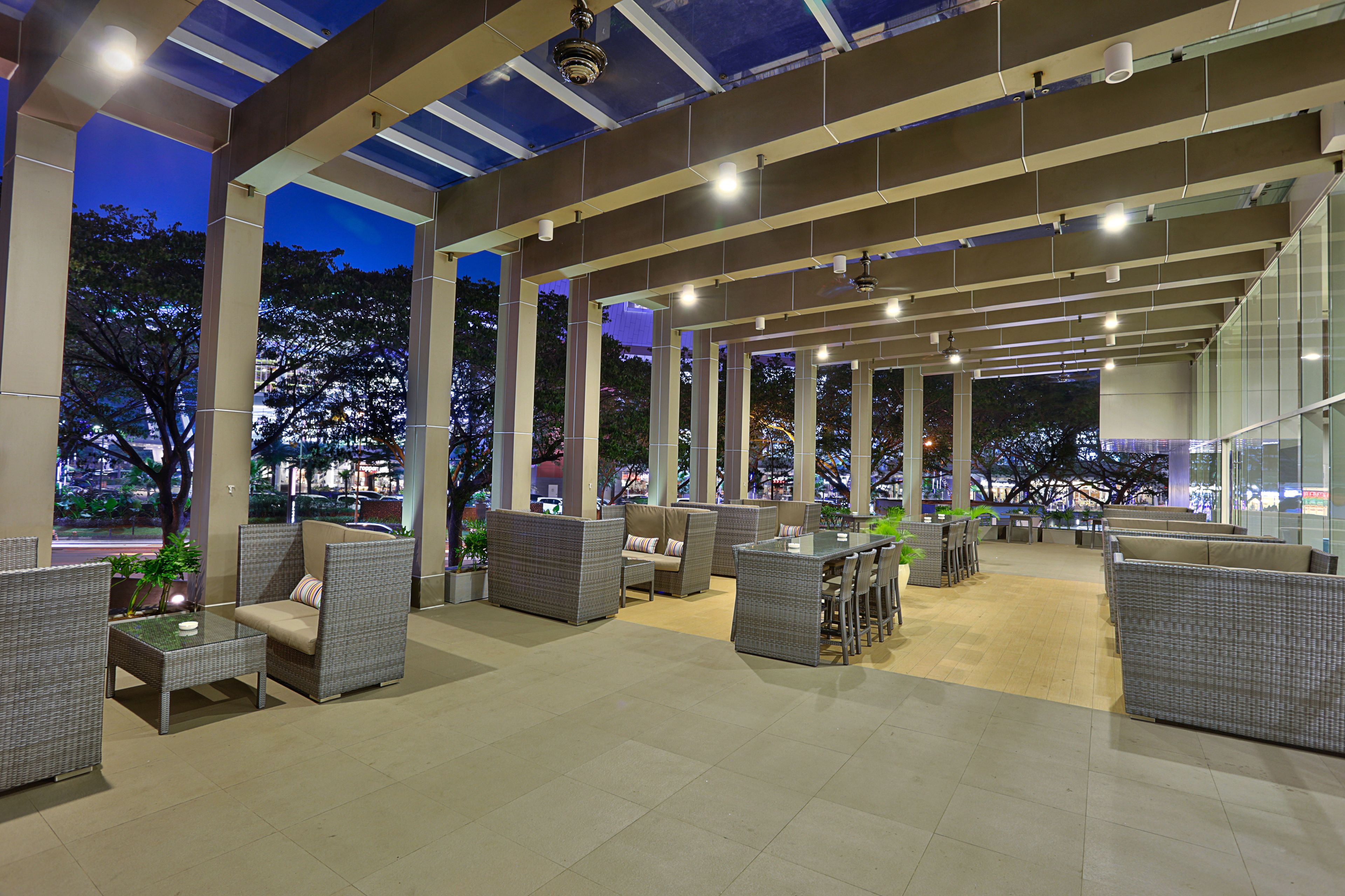 breakfast, lunch, dinner served; international cuisine