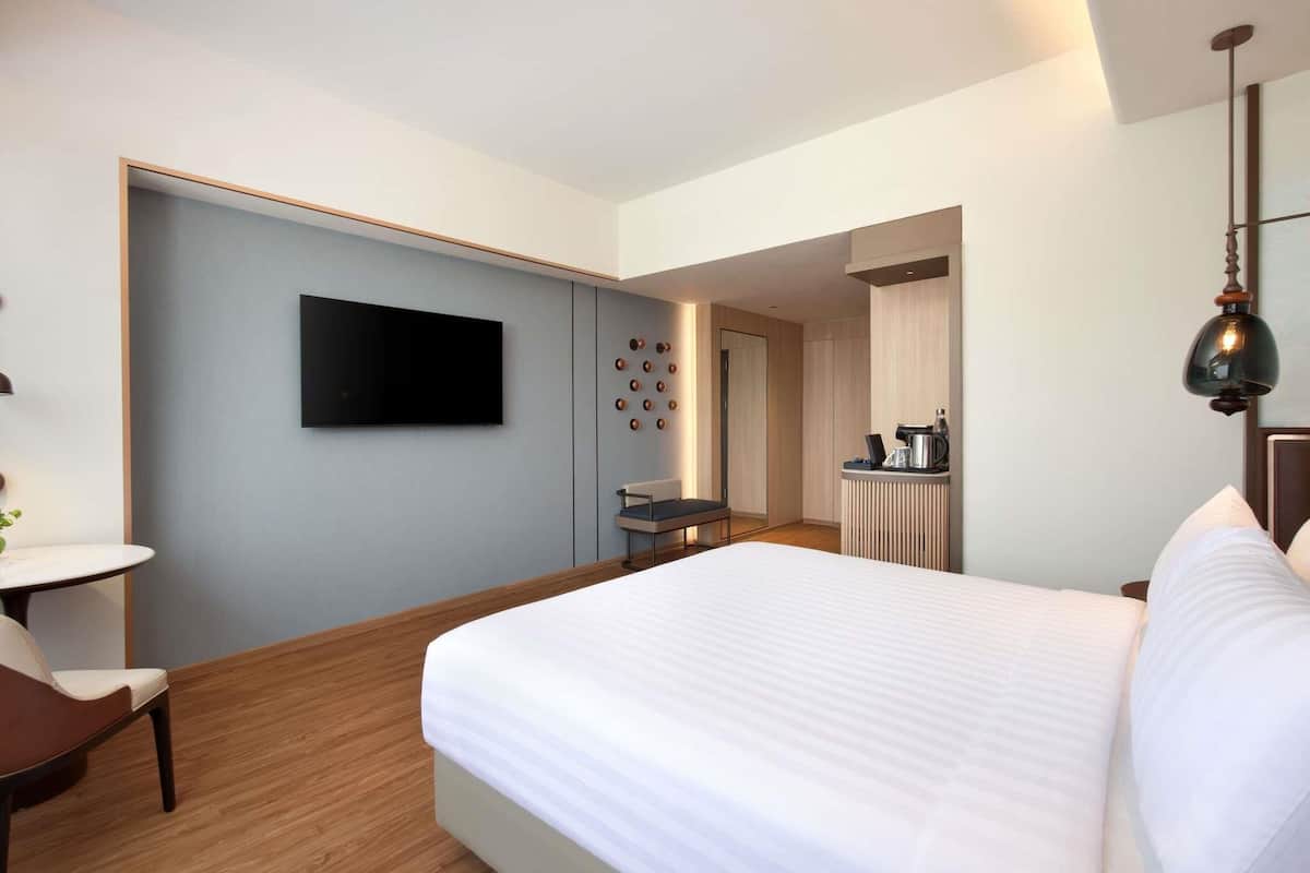Minibar, in-room safe, desk, iron/ironing board